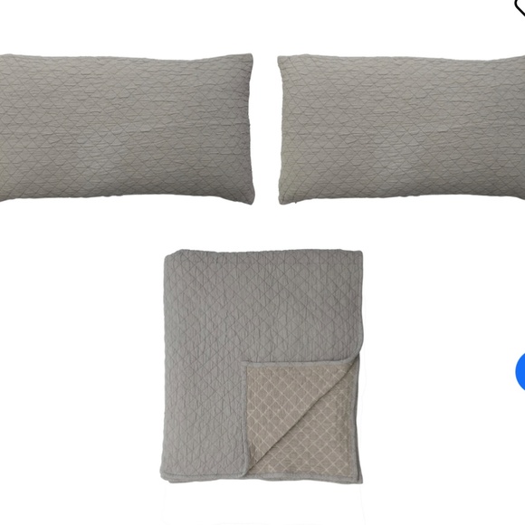 Creative coop queen jacquard quilt and shams - Picture 1 of 3